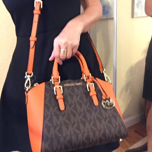 ๐ผ๐ฅNew Michael Kors Bag ๐ผ - Picture 1 of 8